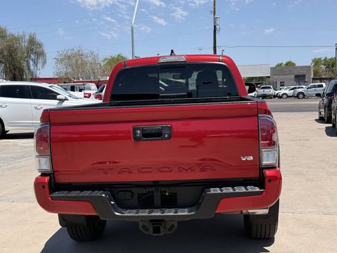 Used 2022 Toyota Tacoma TRD Off-Road w/ TRD Premium Off Road Package AWD/4WD image 8