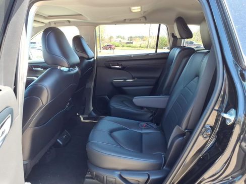 Used 2023 Toyota Highlander XLE image 6
