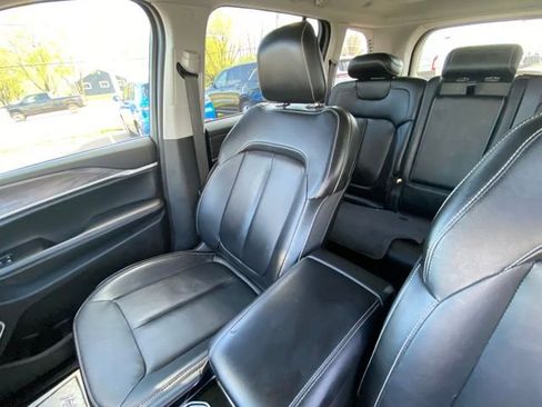 Used 2023 Jeep Grand Cherokee Limited w/ Black Appearance Package AWD/4WD image 11