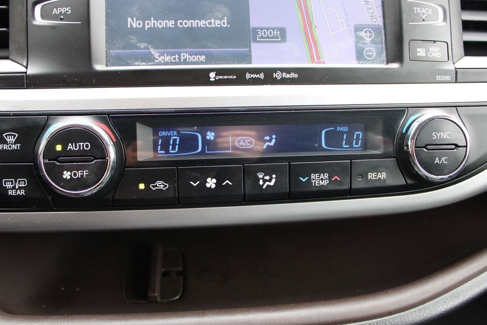 Used 2018 Toyota Highlander XLE AWD/4WD image 24