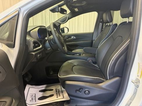 New 2027 Chrysler Pacifica Limited AWD/4WD image 5