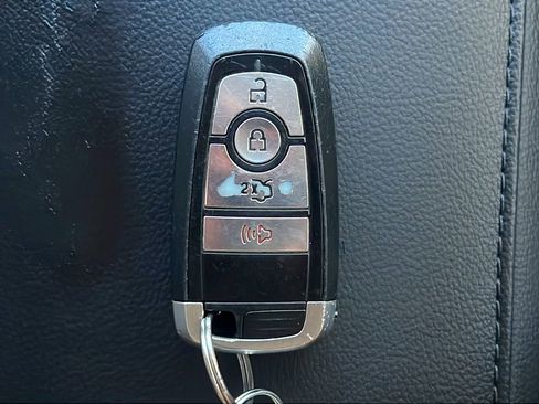Used 2018 Ford Fusion SE w/ Fusion SE Technology Package FWD image 22