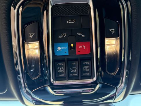 Used 2022 Jeep Grand Cherokee Summit w/ Luxury Tech Group V RWD image 27