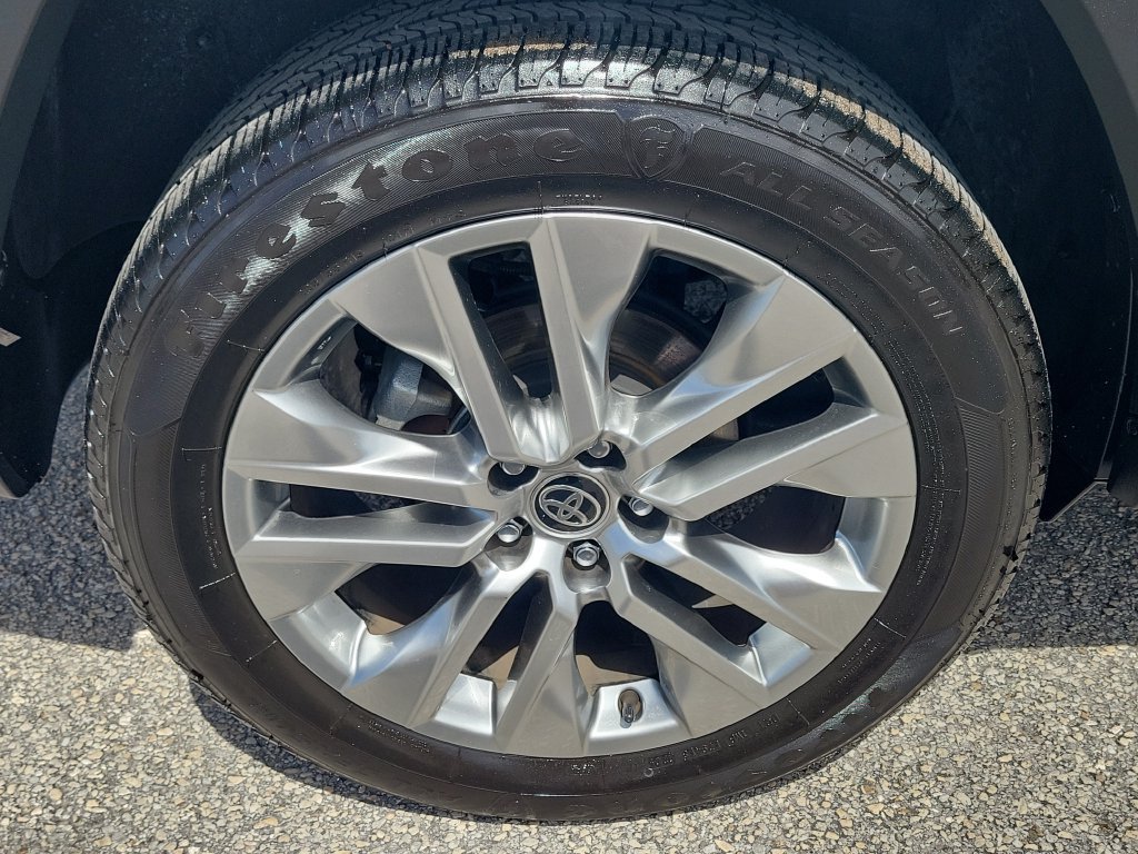 Used 2020 Toyota RAV4 XLE Premium FWD image 5