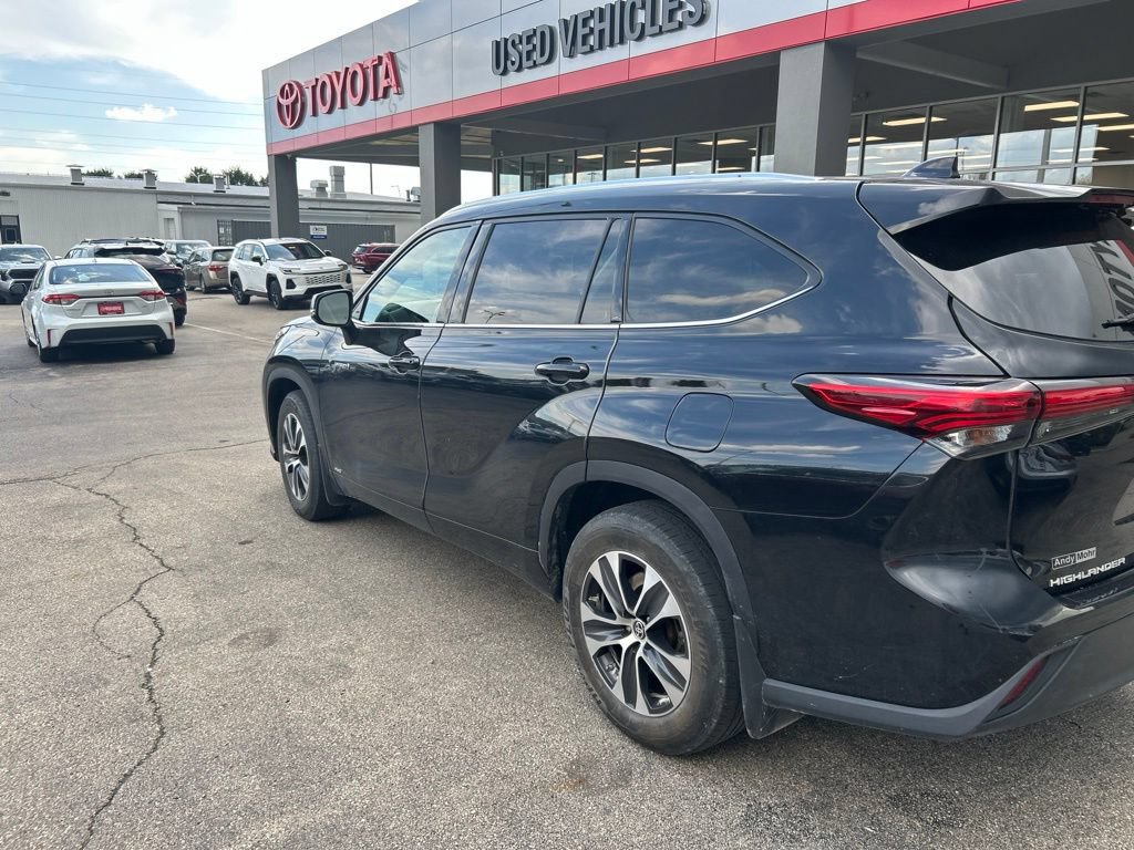 Used 2020 Toyota Highlander XLE AWD/4WD image 2