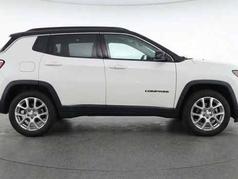 Used 2025 Jeep Compass Limited image 11