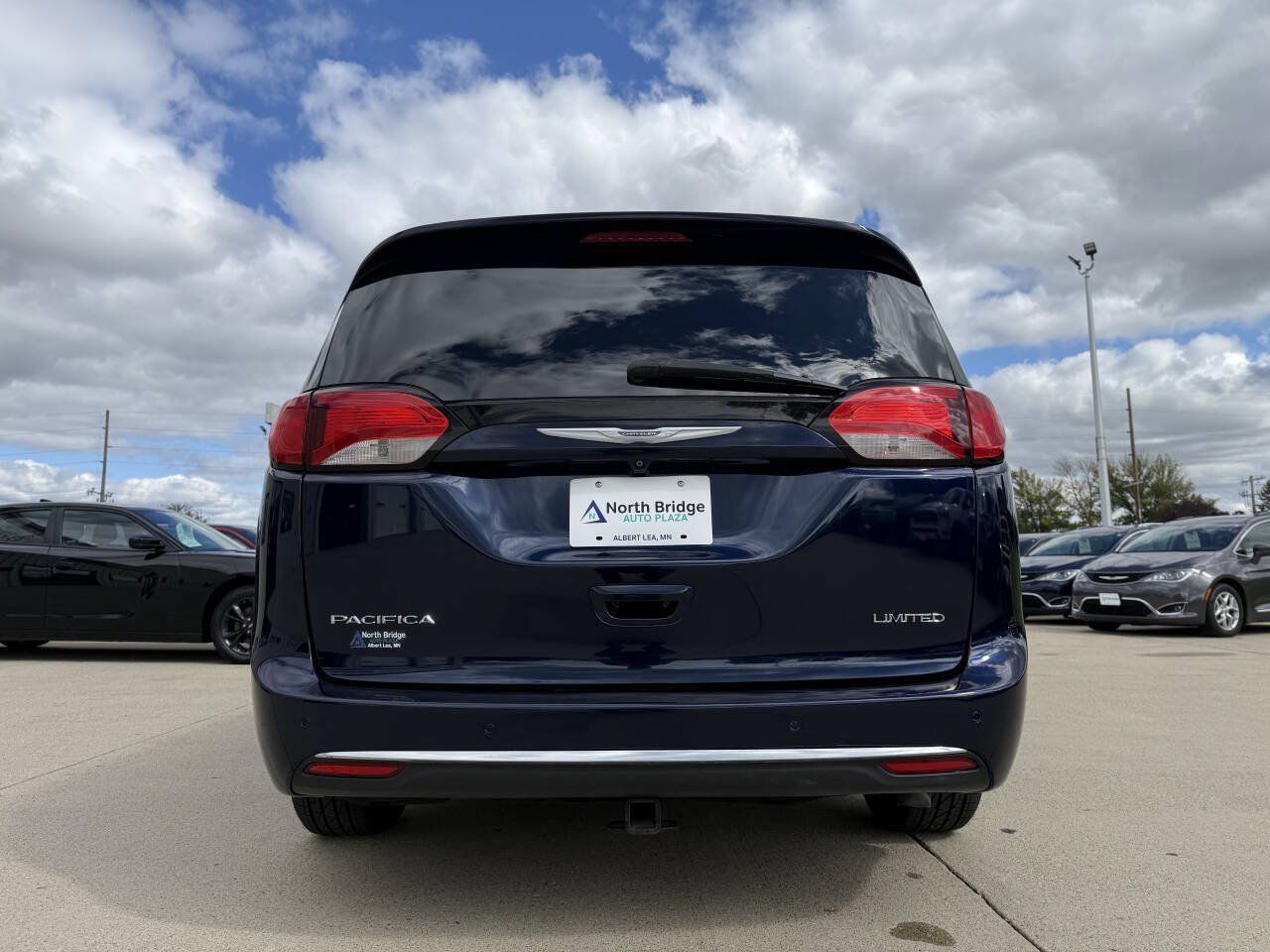 Used 2017 Chrysler Pacifica Limited w/ UConnect Theater Package FWD image 34