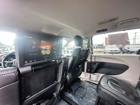 Used 2020 Chrysler Pacifica Touring-L Plus w/ Advanced Safetytec Group FWD image 21
