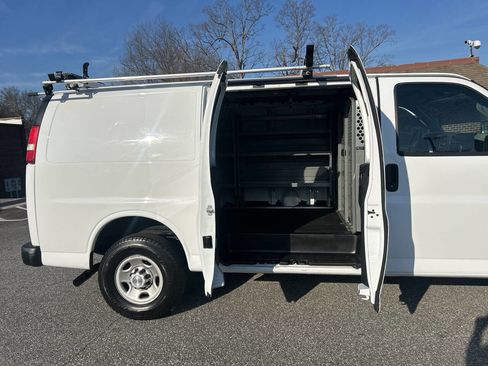 Used 2017 Chevrolet Express 2500 image 22