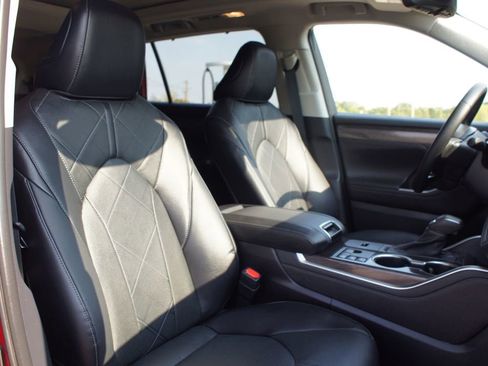 Used 2024 Toyota Highlander Platinum image 25