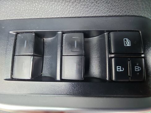 Used 2022 Toyota Highlander XLE AWD/4WD image 27