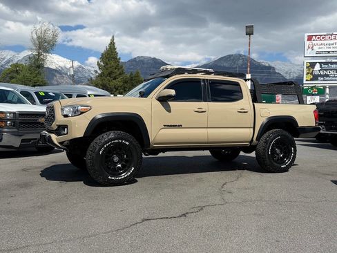 Used 2020 Toyota Tacoma TRD Off-Road w/ Technology Package AWD/4WD image 7