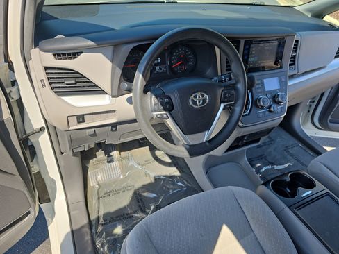 Used 2017 Toyota Sienna LE image 17