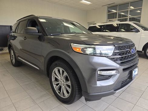 Used 2020 Ford Explorer XLT w/ Equipment Group 202A AWD/4WD image 3