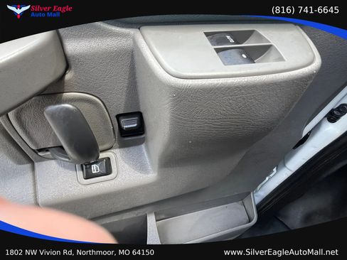 Used 2017 Chevrolet Express 2500 RWD image 17