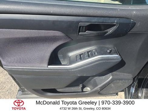 Used 2023 Toyota Highlander LE AWD/4WD image 12