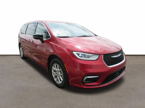 Used 2025 Chrysler Pacifica Select FWD image 7