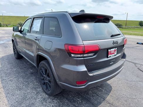 Used 2018 Jeep Grand Cherokee Altitude AWD/4WD image 16