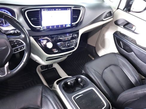 Used 2021 Chrysler Pacifica Touring-L FWD image 32