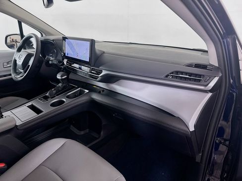 Certified 2026 Toyota Sienna XLE FWD image 32