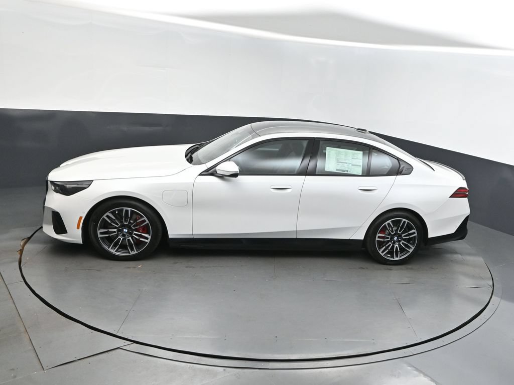 Used 2026 BMW 550e xDrive w/ Premium Package AWD/4WD image 34