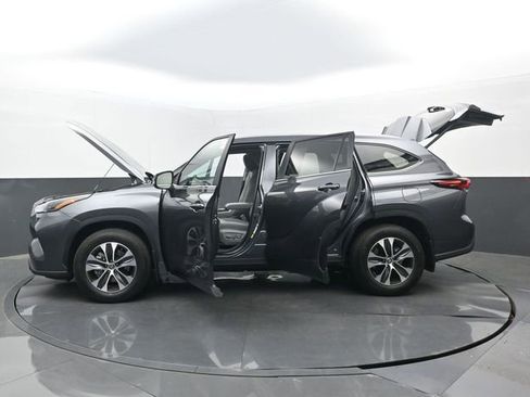 Used 2025 Toyota Highlander XLE FWD image 35