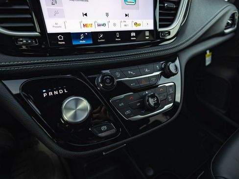 New 2026 Chrysler Pacifica Select FWD image 13