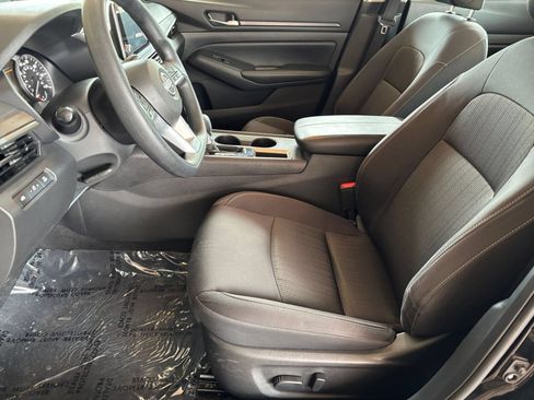 Used 2025 Nissan Altima 2.5 SV FWD image 18