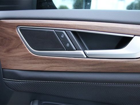 Certified 2025 Volkswagen Atlas SE image 28