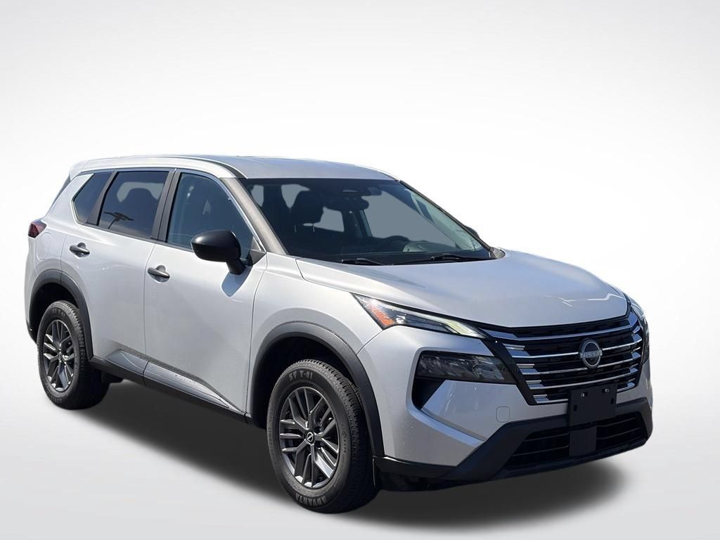 Used 2024 Nissan Rogue S AWD/4WD image 2