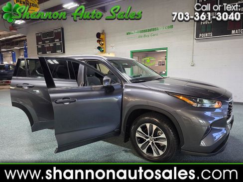 Used 2022 Toyota Highlander XLE AWD/4WD image 1