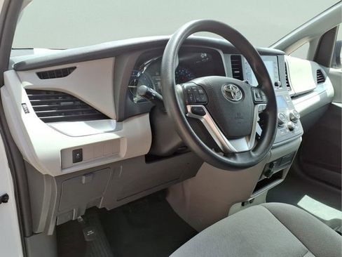 Used 2020 Toyota Sienna L FWD image 13