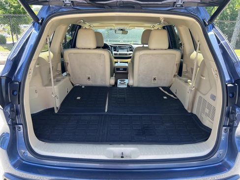 Used 2018 Toyota Highlander XLE FWD image 18