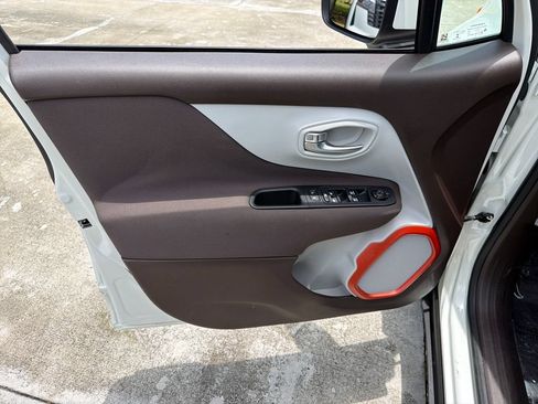 Used 2017 Jeep Renegade Latitude FWD image 15