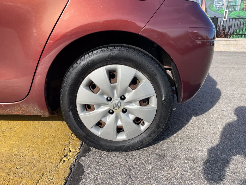 Used 2010 Toyota Yaris 4-Door Hatchback FWD image 9
