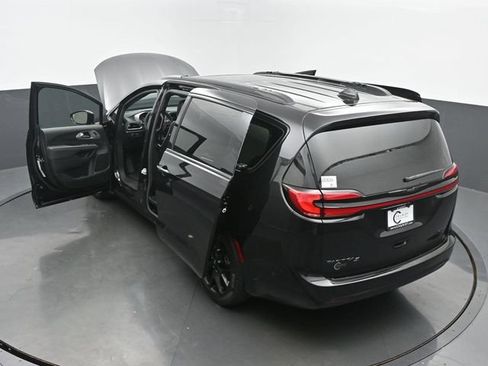 Used 2023 Chrysler Pacifica Limited w/ S Appearance Package FWD image 67