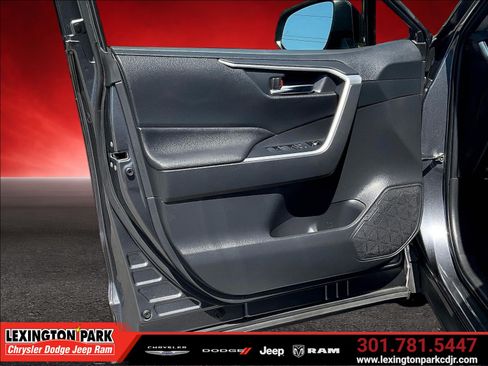 Used 2021 Toyota RAV4 XLE w/ Convenience Package AWD/4WD image 19