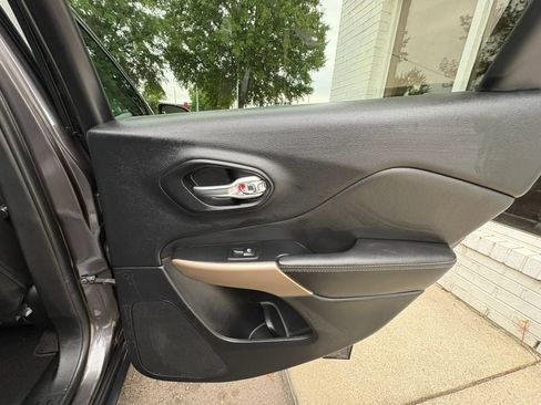 Used 2017 Jeep Cherokee Sport FWD image 17