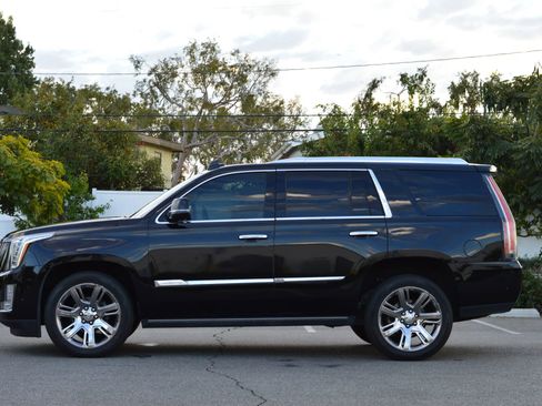 Used 2017 Cadillac Escalade Premium Luxury image 4