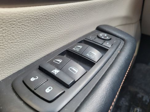 Used 2017 Chrysler Pacifica Touring image 16