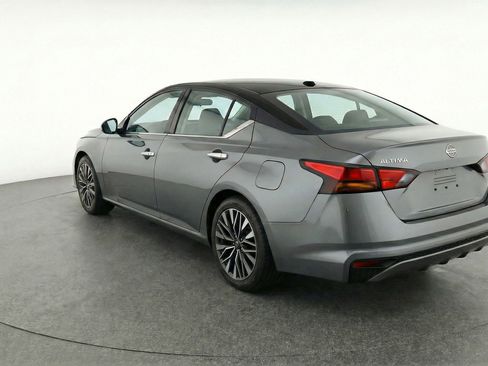 Used 2025 Nissan Altima 2.5 SV FWD image 6