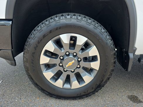 Used 2024 Chevrolet Silverado 2500 Custom w/ Custom Convenience Package AWD/4WD image 9