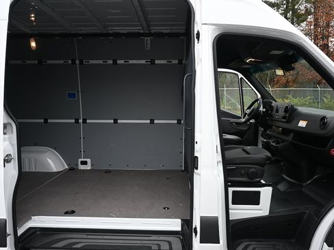 Used 2024 Mercedes-Benz Sprinter 2500 image 21