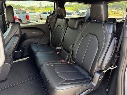 New 2026 Chrysler Pacifica Select image 5