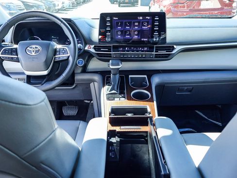 Used 2023 Toyota Sienna XLE image 8