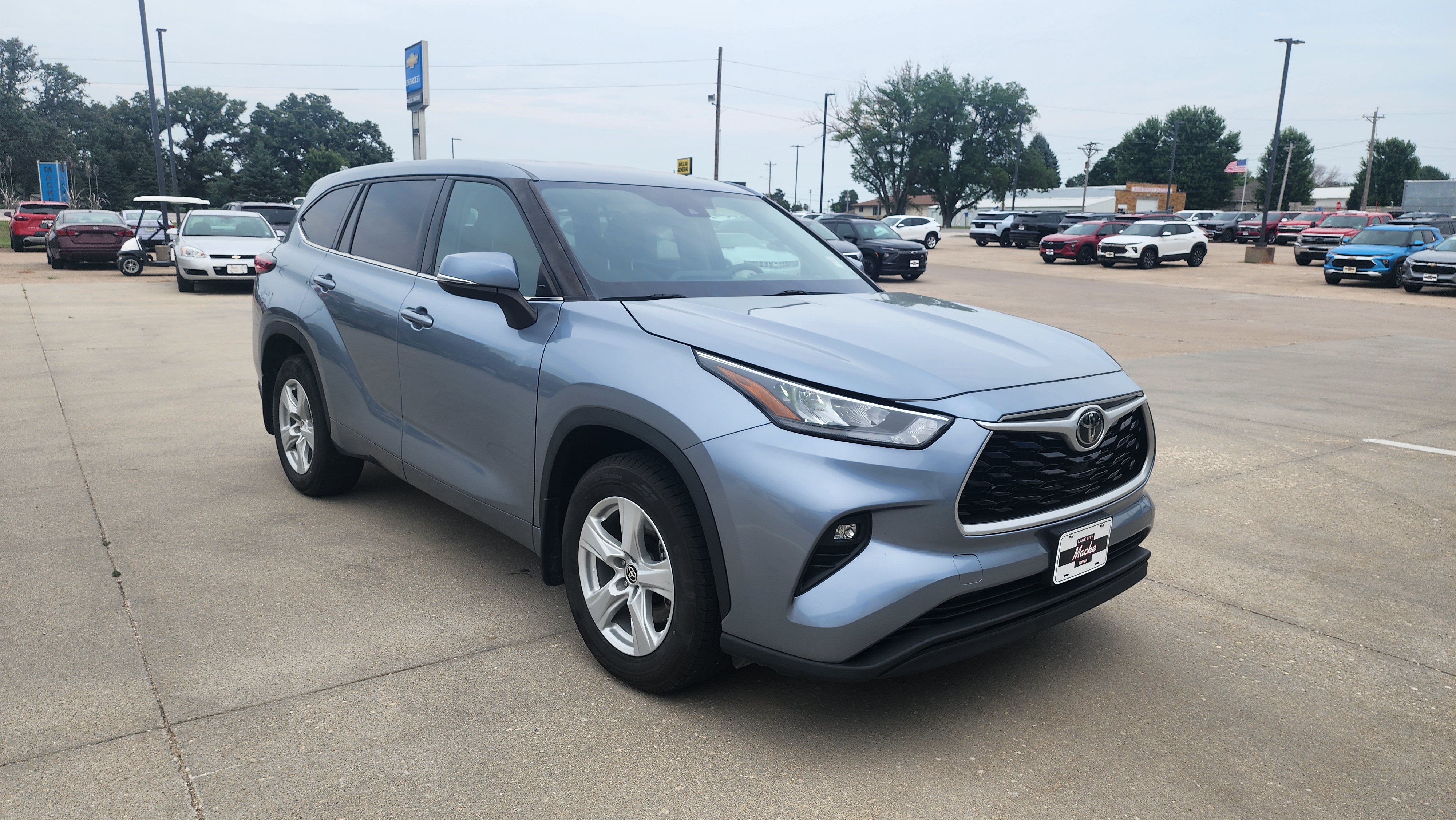 Used 2020 Toyota Highlander LE AWD/4WD image 3