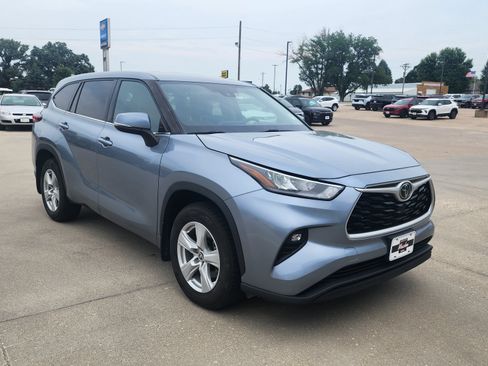 Used 2020 Toyota Highlander LE AWD/4WD image 3