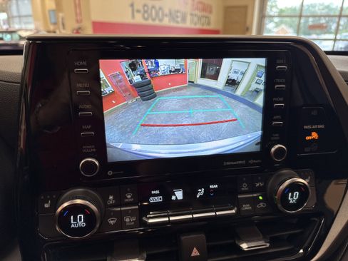 Used 2022 Toyota Highlander XLE image 55