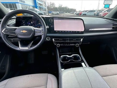 Used 2025 Chevrolet Traverse LT image 7