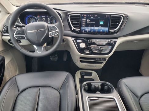 Used 2024 Chrysler Pacifica Touring-L image 31